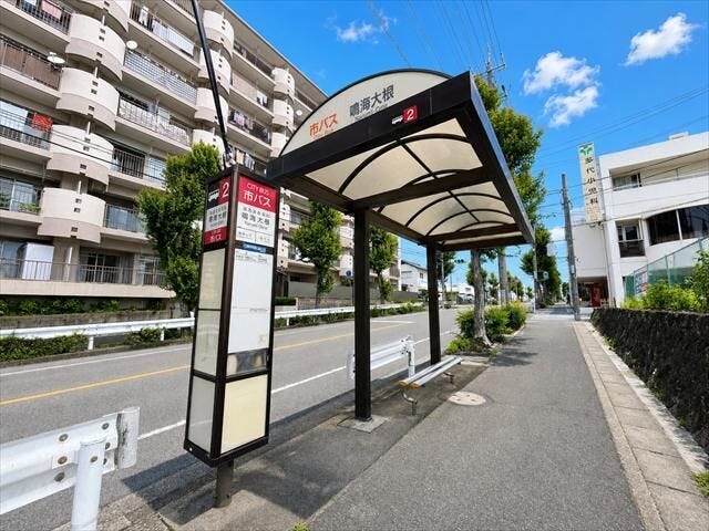 市営バス「鳴海大根」停がマンションの目の前にあり、通勤や通学にも便利な立地です、