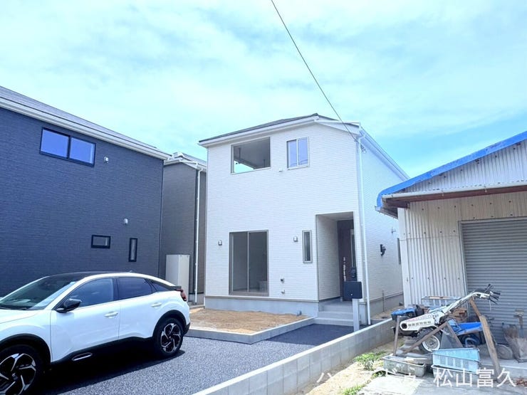 窓の配置や高さを緻密に計算し、外からの視線を気にせず安心して寛げる空間を実現しました。プライベートをしっかり確保しつつ、外観からはモダンな美しさを保つ、機能性と意匠性が両立した設計です。