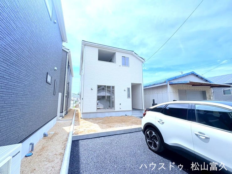 周辺環境に馴染む落ち着いた色合いを採用し、住む人が心から安らげる空間を目指しました。街並みの風景に静かに溶け込みながらも、洗練された個性を放つ、温かみと安心感のある外観デザインです。