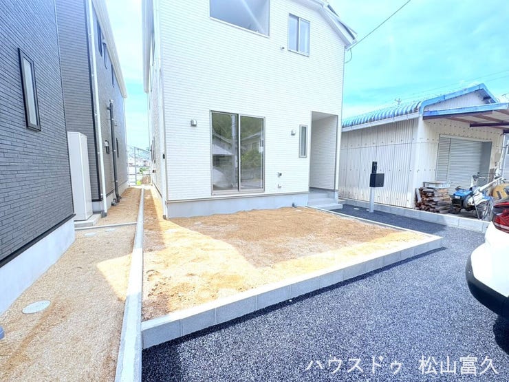住まい全体に心地よい光と風が循環するよう設計された、窓の配置が印象的です。機能的なだけでなく、日中は明るい日差しを受け、夜は温かな明かりが外観を彩り、暮らしの豊かさを外側からも伝えます。