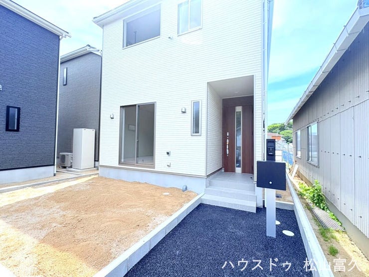 高品質な素材を採用した外壁は、長期にわたって美しい風合いを保ちます。メンテナンス性にも優れており、大切な資産価値を守りながら、いつまでも新築時の輝きを維持できる安心感の高い外観です。