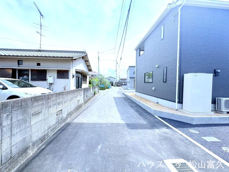 接道幅が7.4mと十分に取られており、建物の前面にゆとりがあるため、日当たりや風通しを遮る圧迫感がありません。開放的で健やかな住環境が保たれており、毎日の暮らしを気持ちよく過ごすための大切な要素です。