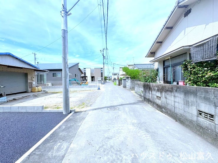 前面道路は4mの幅員を確保しており、車のすれ違いや駐車場への出入りもスムーズに行えます。閑静な住宅街のため通行量も穏やかで、小さなお子様がいるご家庭でも安心感を持って暮らせる落ち着いた環境です。