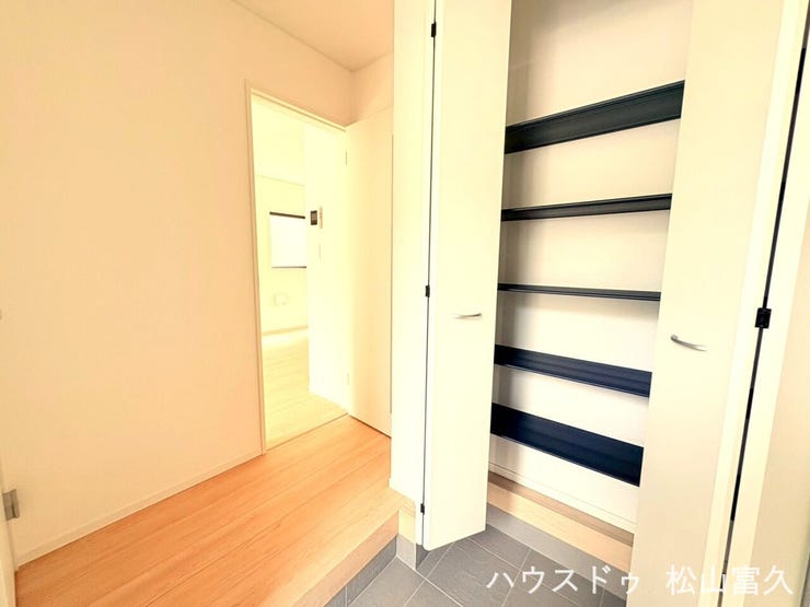 玄関をいつも綺麗に保てる、収納力に優れたシューズボックスを備えています。ブーツや高さのある靴も整理しやすく、棚板の調整で季節の履物も効率よく保管。使い勝手の良さが、毎日のスムーズなお出かけを支えます。