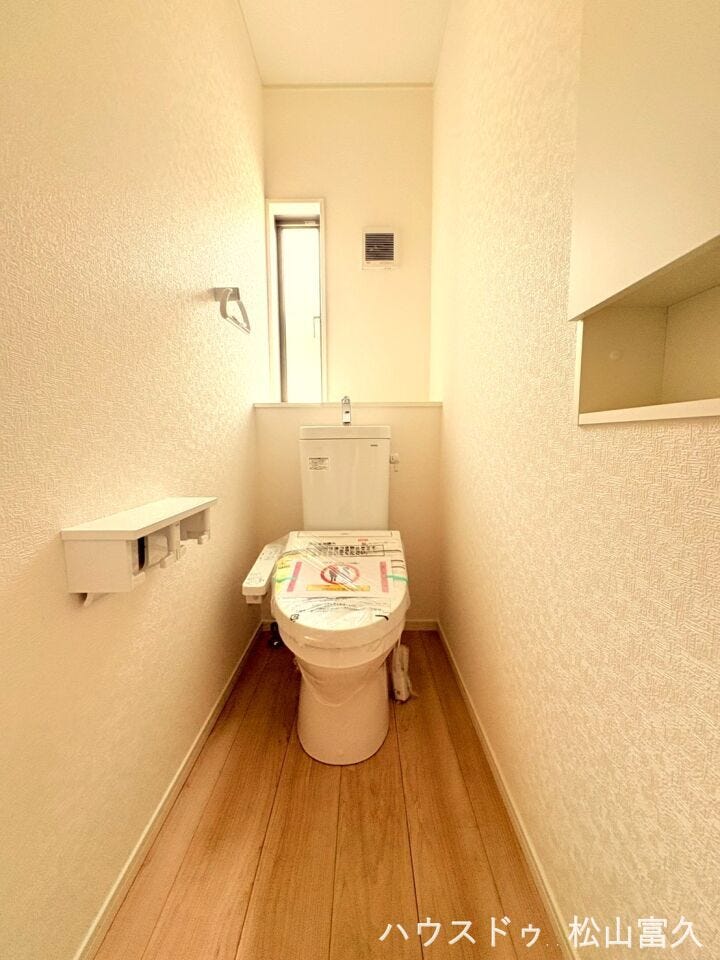 毎日使う場所だからこそ、お手入れがしやすく汚れにくい素材や機能を採用しました。空間全体を落ち着いたトーンでまとめ、家族が心からリラックスできるよう、機能性と清潔感を両立した快適な設計です。