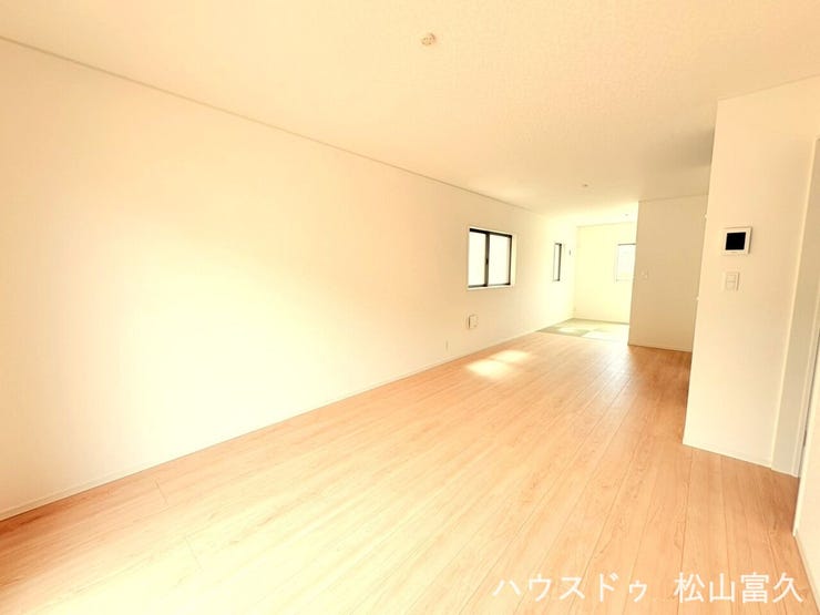 飽きのこないシンプルな内装で、どんな家具とも調和しやすいリビングダイニングです。落ち着いた色合いが心身をリラックスさせ、日々の疲れを癒やす安らぎの拠点として家族を支えます。