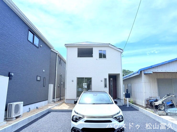 シンプルで飽きのこないデザインが、閑静な住宅街の景観と美しく調和します。スタイリッシュな佇まいが街並みに品格を添え、帰宅するたびに誇らしさを感じさせる、モダンで魅力的な住まいの顔です。
