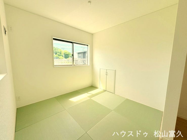 リビングと隣接した和室は、お子様の遊び場や来客時の寝室、日中のちょっとした休息スペースとして多目的に活躍します。畳の柔らかな感触が心地よく、心身を落ち着かせてくれる、暮らしの幅を広げる温かな空間です。