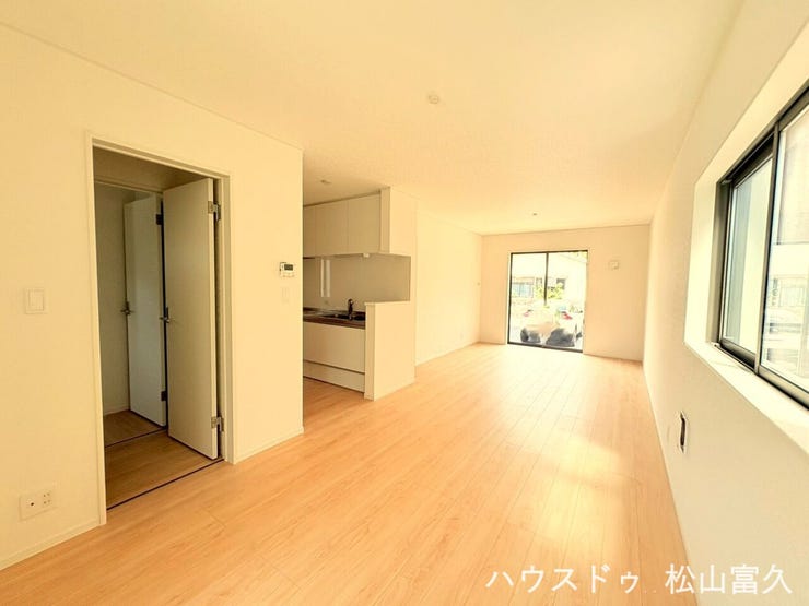 大きな窓から自然光が差し込む明るい空間です。家族がゆったり集まれる広さを確保しており、日々の団らんやリラックスしたひとときを心地よく過ごせる、住まいの中心となる場所です。