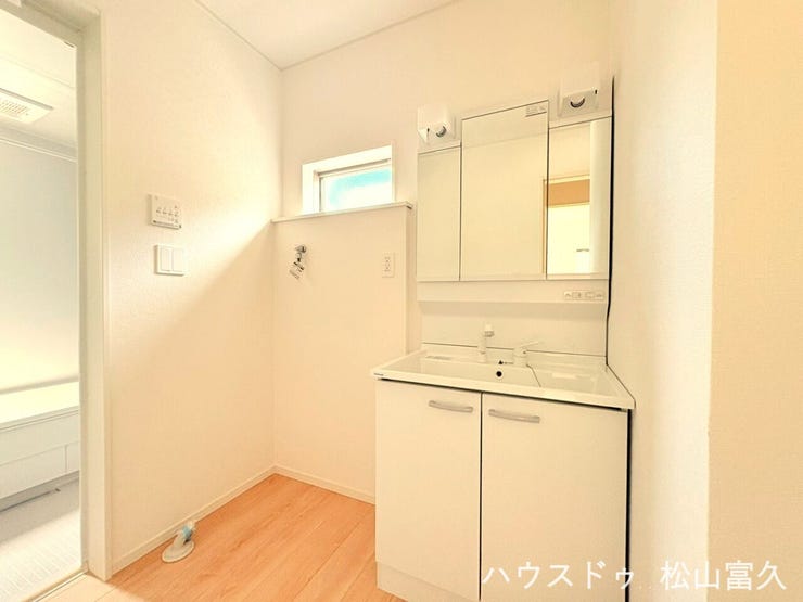 白を基調とした明るい空間で、朝の身支度も爽やかに整います。フラットな洗面台は拭き掃除がしやすく、いつでも清潔な状態をキープ。シンプルだからこそ、家族みんなが毎日気持ちよく使える機能的な空間です。