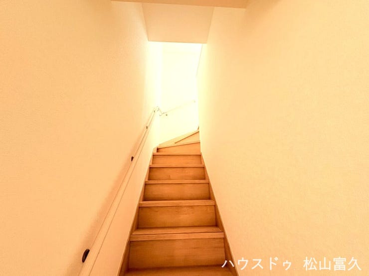 手すりが備えられた緩やかな勾配の階段は、小さなお子様からご年配の方まで、どなたにも優しく安心して昇り降りできる設計です。空間に自然と馴染むデザインでありながら、日々の家族の動線をしっかりと支えます。