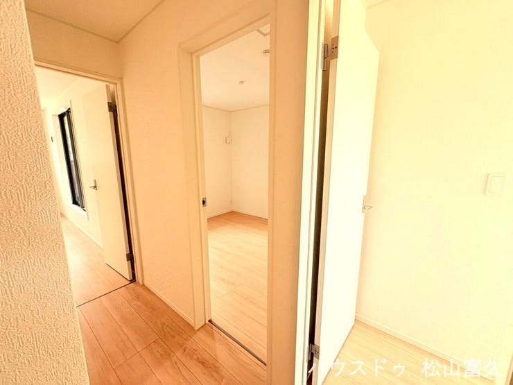 各居室を穏やかにつなぐ2階廊下は、生活動線をシンプルに整え、家族それぞれのプライベートな時間を守ります。無駄のない設計で移動もスムーズ。