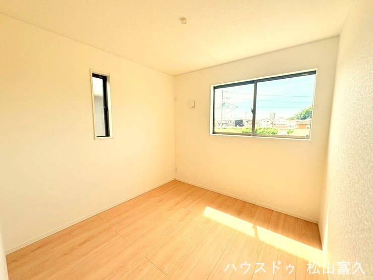心地よい自然光と風を取り込めるよう窓を配置し、健やかな毎日を支えます。静かで居心地の良い空間は、一日の疲れを癒やすリラックスタイムにも最適。お子様が安心して過ごせる、温かみのある部屋を目指しました。