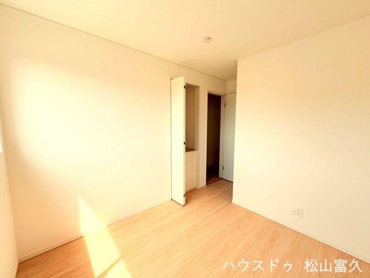 主張しすぎないシンプルな内装で、お気に入りのインテリアや雑貨がよく映えます。成長に合わせて好きな色やスタイルに飾り付ければ、より愛着のわく特別な空間に。自分らしさを表現できる心地よいお部屋です。