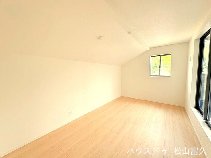 家族の生活動線と適度な距離を保ちつつ、各居室へのアクセスにも配慮した配置です。落ち着いた内装デザインはプライベートな時間を守り、自分らしく穏やかに過ごせる心地よい居場所として機能します。