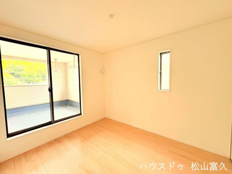 窓の配置にこだわり、朝は自然な光で心地よく目覚められるように設計しました。風通しも良く、爽やかな空気の中で一日をスタートできるため、朝の忙しい時間にもゆとりと清々しさをもたらしてくれる空間です。