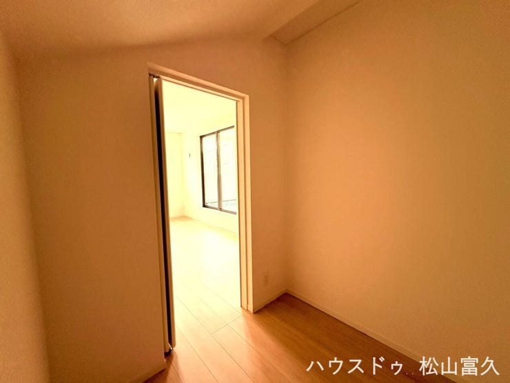 季節の衣類も一括管理できる大容量ウォークインクローゼット
衣類だけでなく、スーツケースや季節家電なども収まるゆとりある空間です。常に整理整頓された心地よいプライベート空間を保てます。