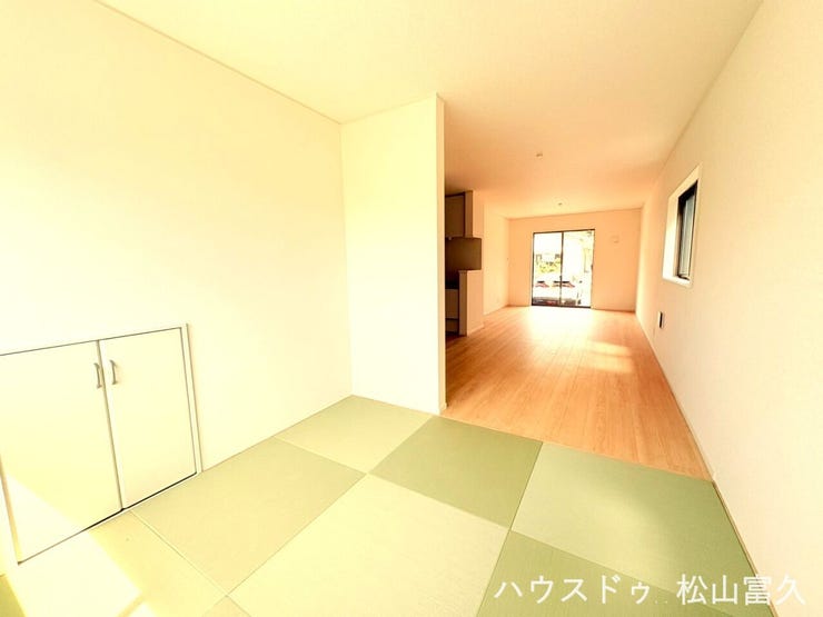 現代のライフスタイルに調和するよう、シンプルで洗練されたデザインを採用しました。主張しすぎない落ち着いた雰囲気がリビングのインテリアと美しく溶け込み、日常の中に心が整う静かな時間を届けます。