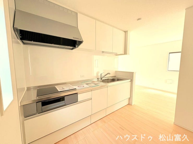 シンク、コンロ、冷蔵庫を適度な距離で配置し、調理中の移動を最小限に抑えました。無駄のない動きでテキパキと料理ができるため家事負担が減り、料理の時間をより楽しく快適なものに変えてくれます。