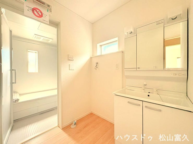 洗面・洗濯・脱衣の動きが非常にスムーズです。無駄な動きを省けるよう計算されており、忙しい朝の準備や毎日の家事をストレスなくこなせる、暮らしに寄り添う快適な設計です。