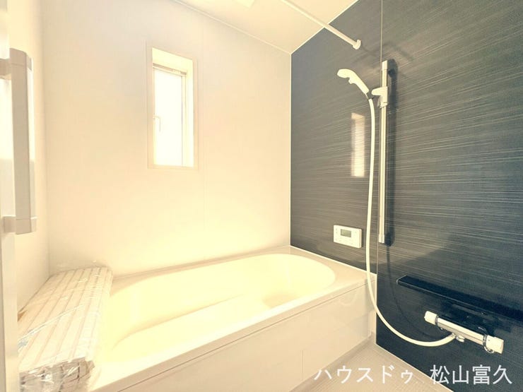 ゆったりと足を伸ばせる浴槽と、一日の疲れを優しく解きほぐす快適な空間を追求しました。お手入れのしやすい素材を採用しており、清潔で心地よいバスタイムを毎日維持できる、家族の癒やしの場所です。