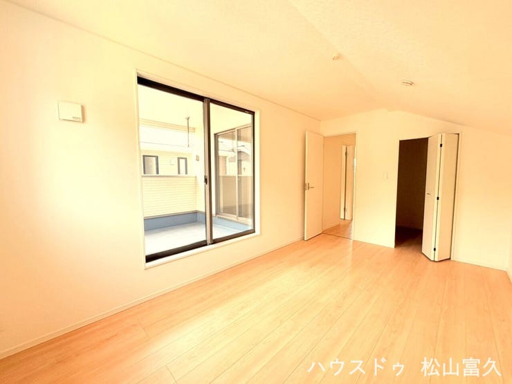 遮音性に配慮した静かな環境で、一日の終わりをゆったりと過ごせます。照明計画にもこだわり、心身が自然とリラックスできる穏やかな雰囲気を演出。日々の疲れを癒やし、上質な眠りへと誘う安らぎの主寝室です。