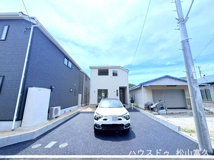 玄関までの動線がスムーズで使いやすい、余裕のあるカースペースを確保しました。2台分の駐車が可能で、来客時や将来のライフスタイル変化にも柔軟に対応。外観全体のバランスを崩さないスマートな設計です。