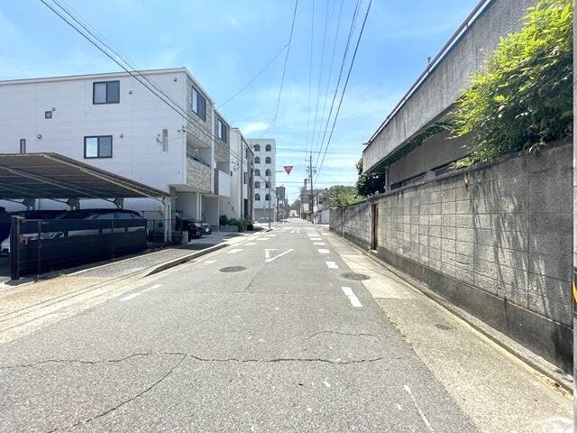 【東側前面道路】
幅員7.9m前面道路。
2台の車のすれ違いに余裕のある道幅です。車の出し入れもゆったりとする事が出来ます。