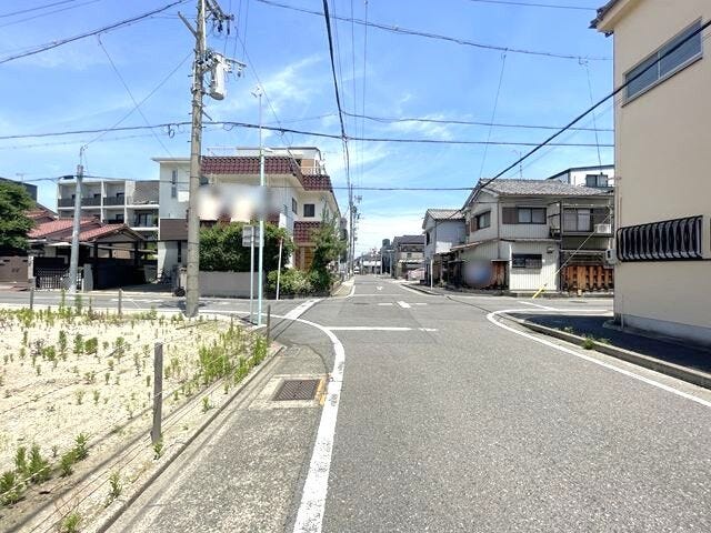 【東側前面道路】
幅員7.9m前面道路。
引っ越しトラックなど大きな車も余裕をもって通行できます。