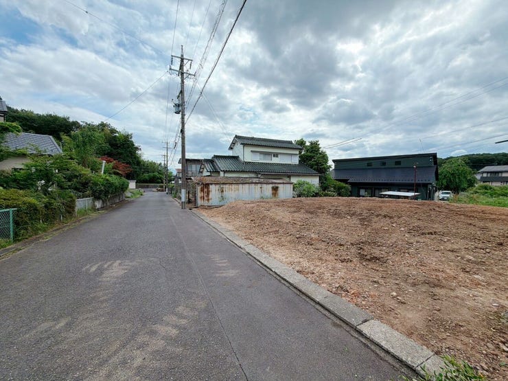 【前面道路】
前面道路が広いため運転がしやすく、日々の交通ストレスが軽減されます!
また家の前が建物などで遮られることがなく、日当たりが良くなり、家全体が明るい印象を受けます!