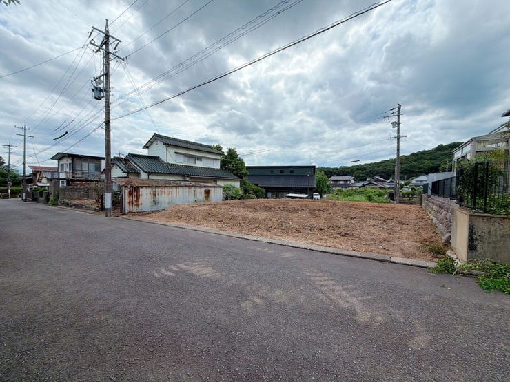 【前面道路】
前面道路が広いため大きな車の方でも車の出し入れがしやすく、駐車もスムーズ♪
見通しが良いため安全性も高まります!
お子さまのいるご家庭でも安心して暮らせる快適な住環境です!