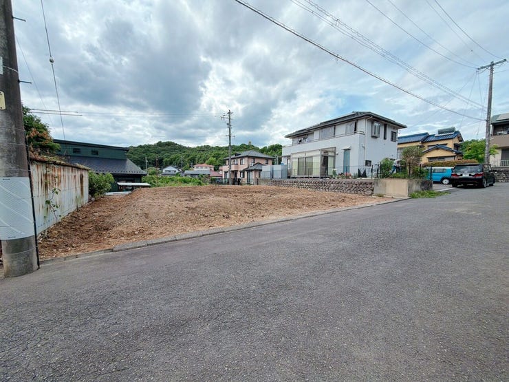 【前面道路】
前面道路が広いため運転がしやすく、日々の交通ストレスが軽減されます!
また家の前が建物などで遮られることがなく、日当たりが良くなり、家全体が明るい印象を受けます!