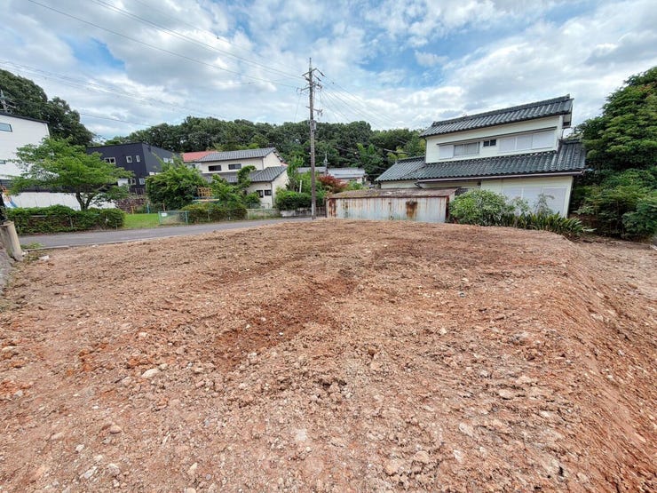 【南向きの土地】
南向きの土地は陽当たりが良く一日を通して明るく暖かな光が差し込みます!
家族が集まるリビングも明るく過ごしやすく、日中は電気をつけずとも明るいこともあり電気代の節約にもなります♪