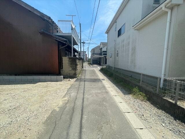 ≪南側東向き 幅約2.3m≫
セットバックが必要となりますが、道路の幅が広がり見通しも良くなるので、安全性も高くなります。