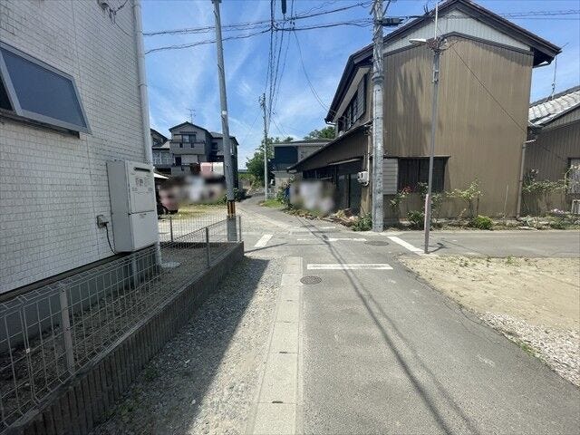 ≪南側西向き 幅約2.3m≫
セットバックが必要となりますが、緊急車両なども入ってこれるようになるので災害時にも安心ですね。
