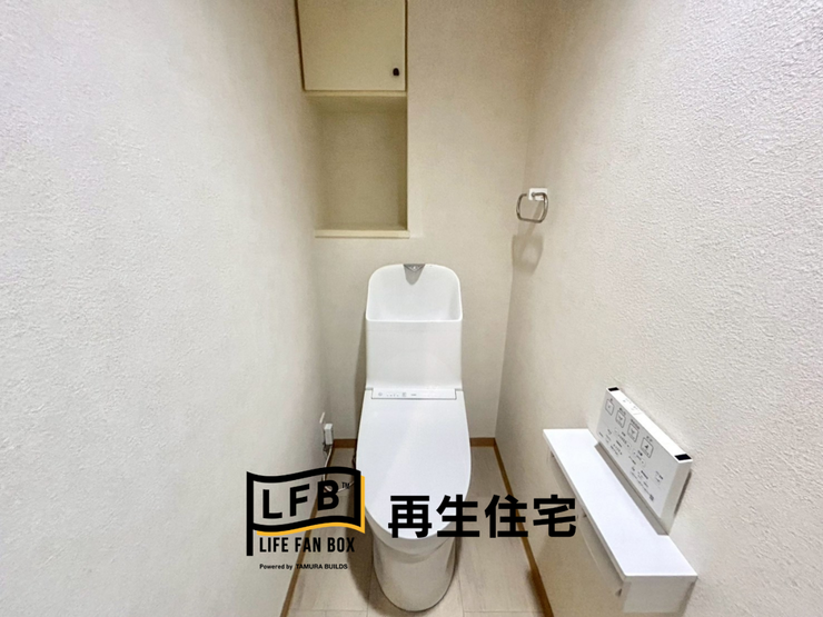 上部には便利な収納棚。トイレットペーパーのストックに!