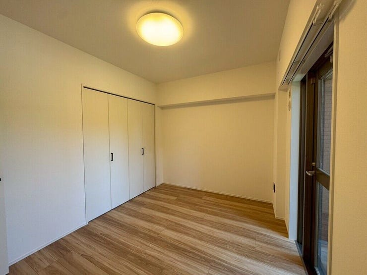 【Bedroom】ナチュラルな内装で、リラックスできる空間。寝室や書斎にも最適です。