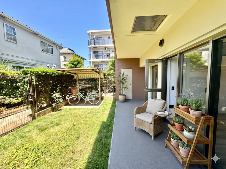 【Balcony】テーブルセットも置ける広さで、朝食やティータイムを楽しむのにもぴったりな空間です。こちらの画像はAIによる家具イメージです。雰囲気を感じてみてください♪