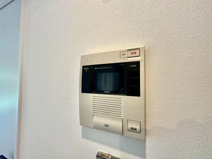 【Facilities】来訪者の確認ができるオートロック完備で、一人暮らしでも安心感◎。
