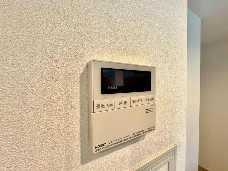 【Facilities】お湯の温度調整がラクな給湯器リモコン付き。追い焚き操作も簡単です。