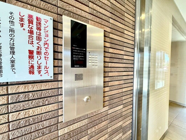 【Facilities】来訪者の確認ができるオートロック完備で、一人暮らしでも安心感◎。
