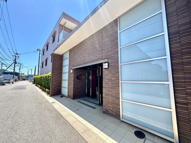 【Exterior】シンプルながらも上品な佇まいのエントランスが、毎日の暮らしを彩ります。