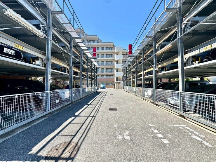【Exterior】広めの駐車場を備えた外観で、ご家族や来客時の駐車にも安心です。