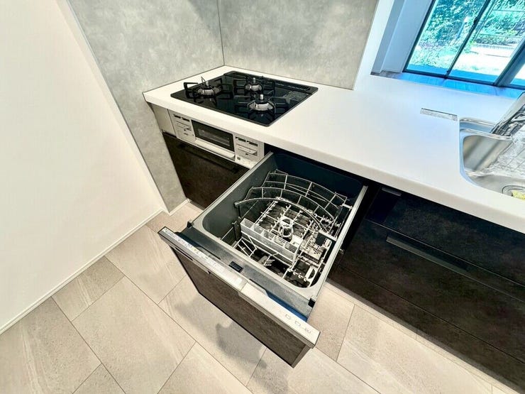 【kitchen】家事の時短に便利な食洗機付き。手洗い不要で毎日の負担を軽減します。