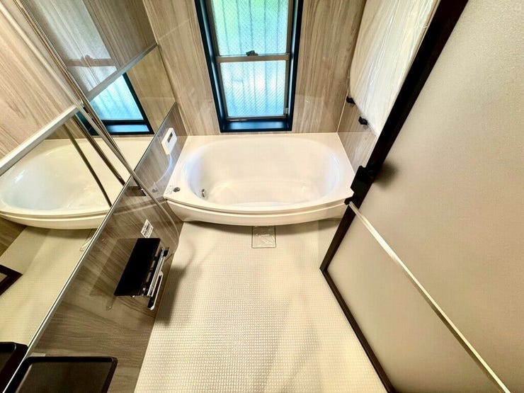【Bathroom】広く快適な浴室で、ゆったりとお湯に浸かるひとときをお楽しみいただけます。