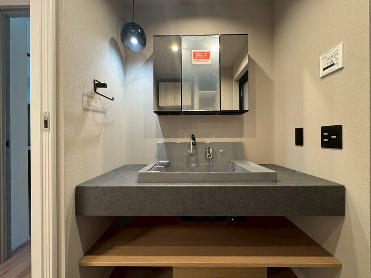 【Washroom】すっきりとしたデザインで、毎日の生活が快適に。収納も豊富な洗面所です。
