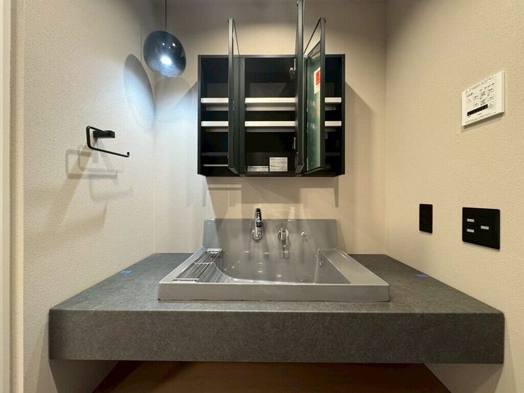 【Washroom】毎朝の準備がスムーズに。広めの洗面台と収納が使いやすい洗面所です。