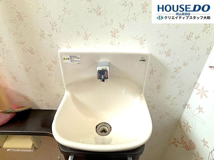 各トイレに専用の手洗い器つき