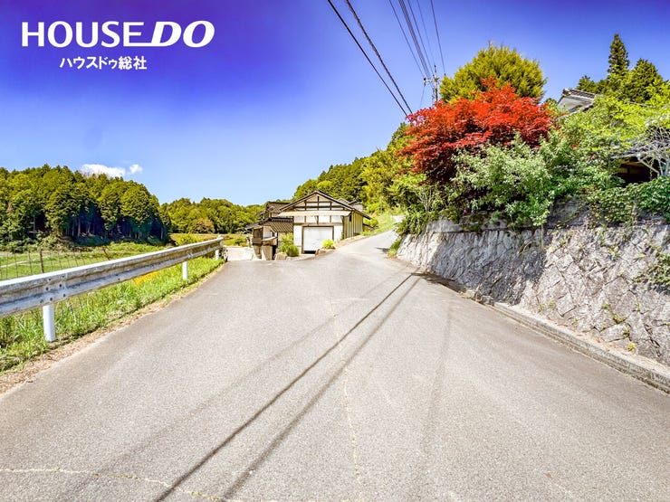 前面道路は広々としており、車での出入りをしやすいです◎
閑静な住宅街に位置しており、自然環境を重視する方に◎
