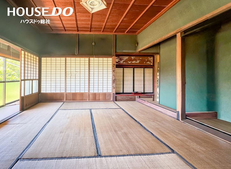 広い続き和室で、昔ながらの日本家屋の趣を感じられます♪
畳の広さがあり、親族の集まりや趣味部屋にも使いやすそうです◎